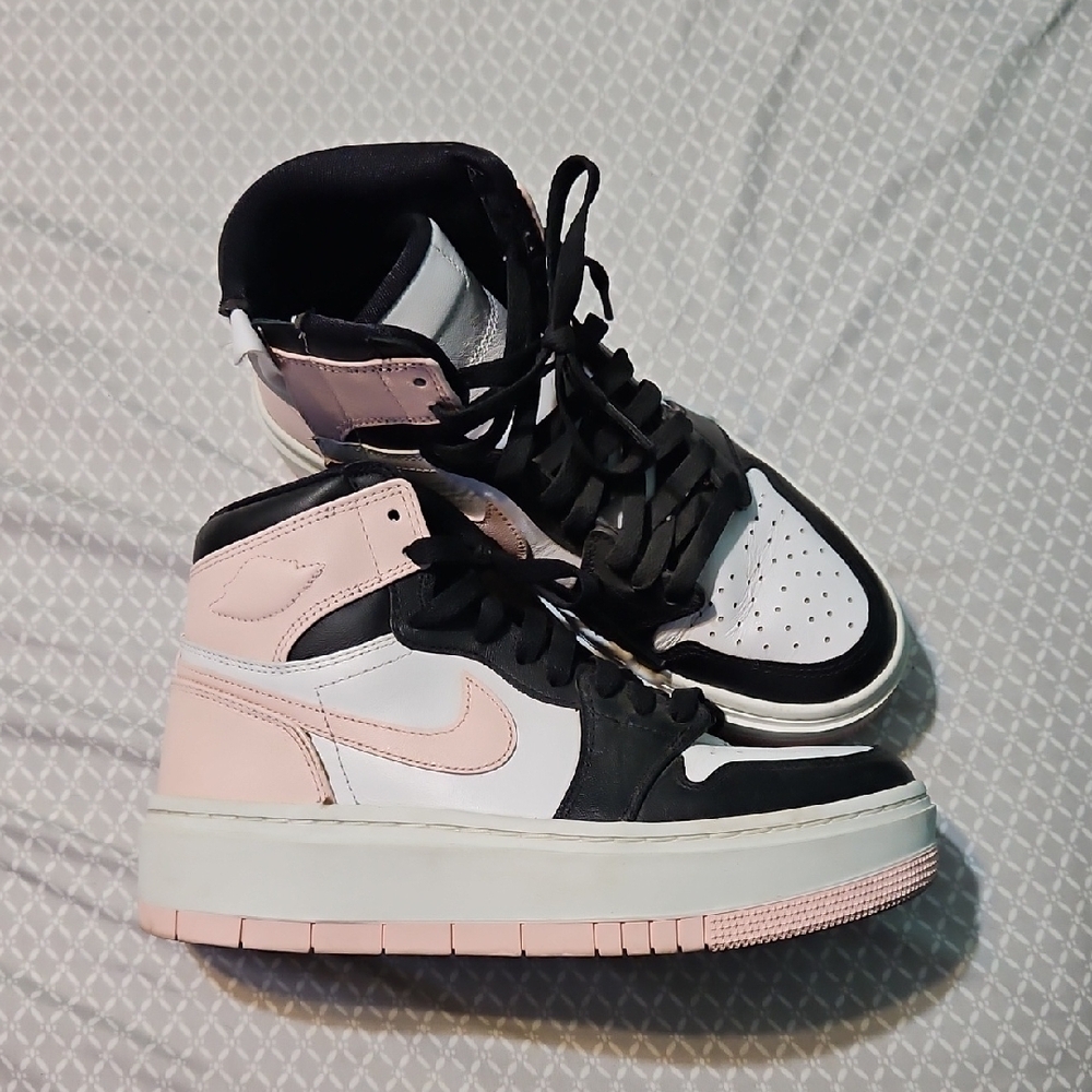 Nike WOMENS Platform Sneaker